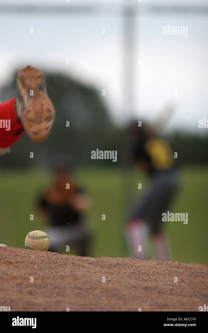 Pitching beim Baseball Spiel Stockfoto
