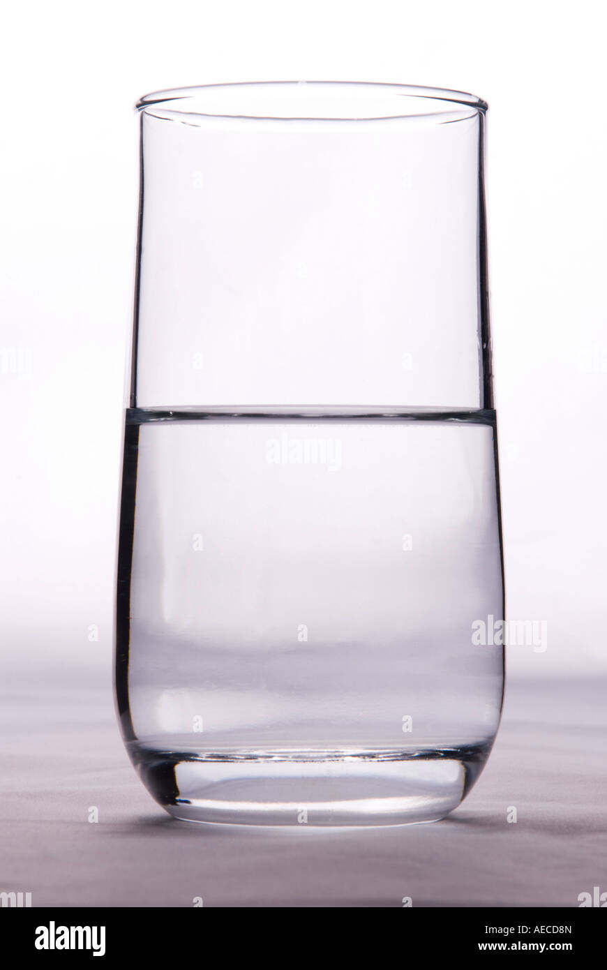 Ein Glas halb voll oder halb leer, um die Idee von Pessimismus und Optimismus zu veranschaulichen Stockfoto