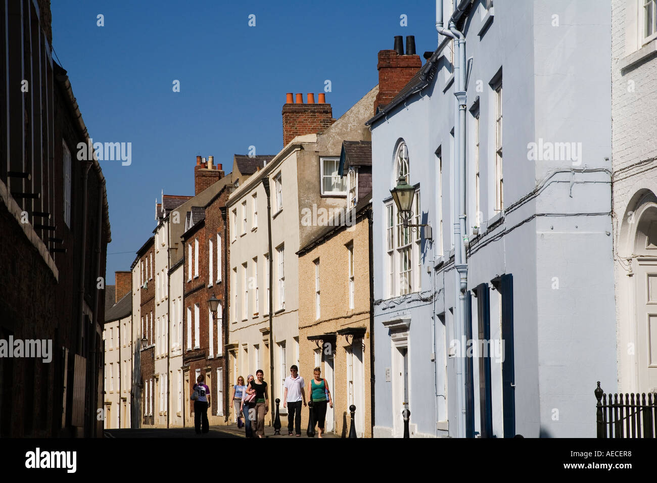 Wandern entlang Nord Bailey an einem sonnigen Tag in der Universitätsstadt Durham, England Stockfoto