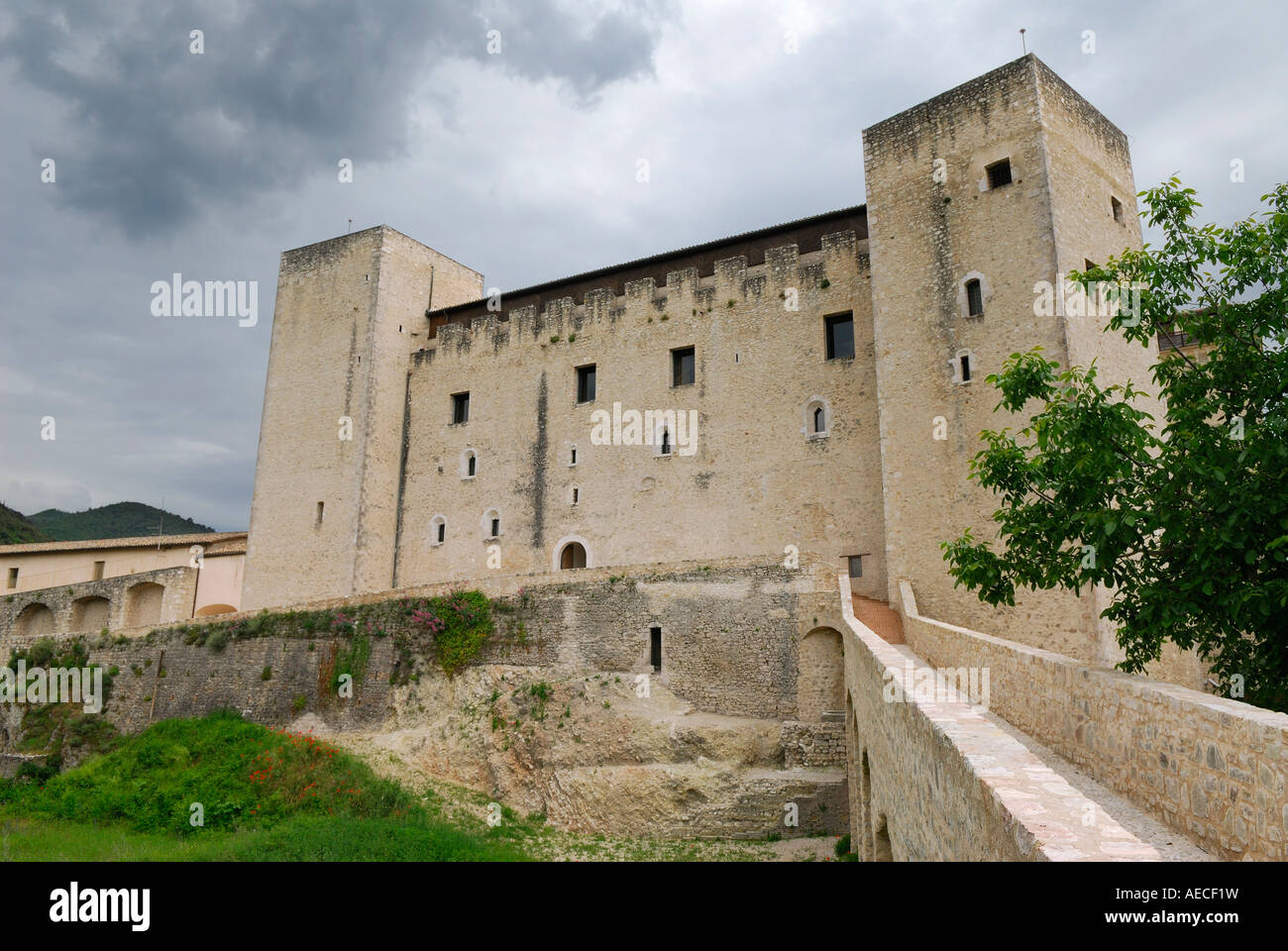 Steinmauern und Turm der mittelalterlichen La Rocca päpstliche Festung in Spoleto Umbrien Italien mit Wolken Stockfoto