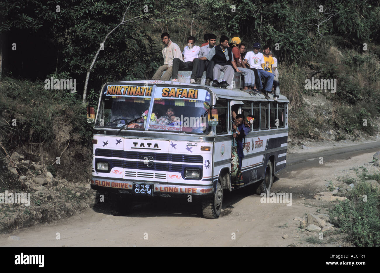 Mittel der öffentlichen Verkehrsmittel Ortsbus in Besisahar Dorfgebiet Nepal Stockfoto