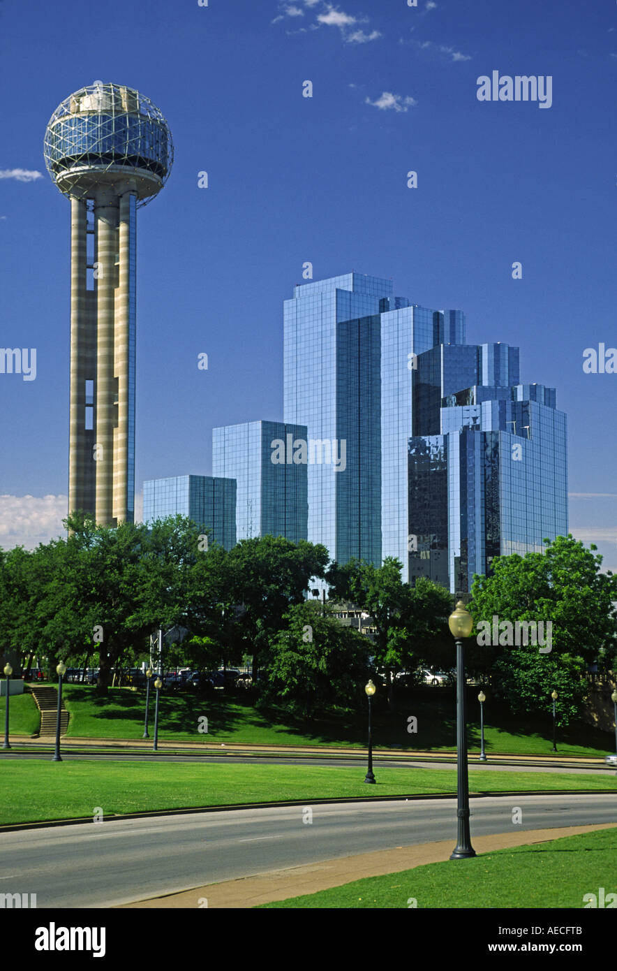 Reunion Turm, Hyatt Regency Hotel, Dealey Plaza vom Grashügel, Dallas, Texas, USA Stockfoto