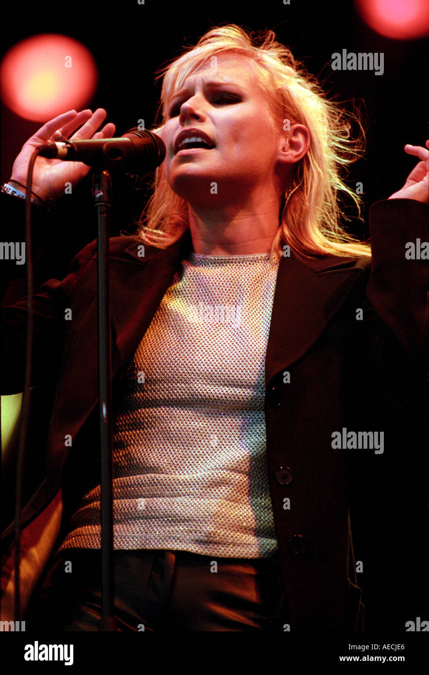 NINA PERSSON VON THE CARDIGANS AUF DEM GLASTONBURY FESTIVAL SPIELEN Stockfoto