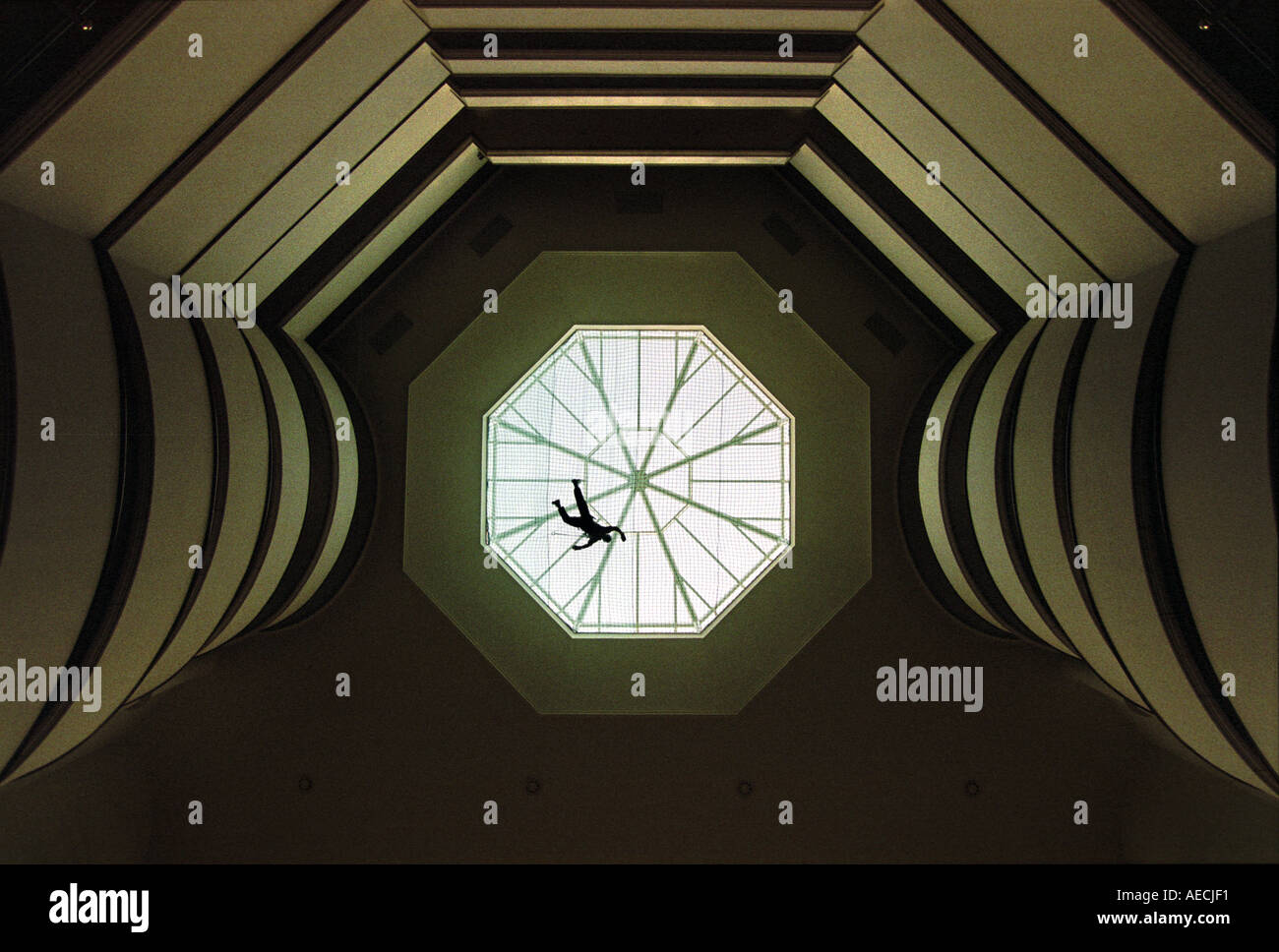 BAU VON CELTIC MANOR HOTEL IN DER NÄHE VON NEWPORT WALES UK JUNI 1999 GERÜSTBAUER GILT LETZTEN SCHLIFF FÜR DIE GLAS-CUPOL Stockfoto