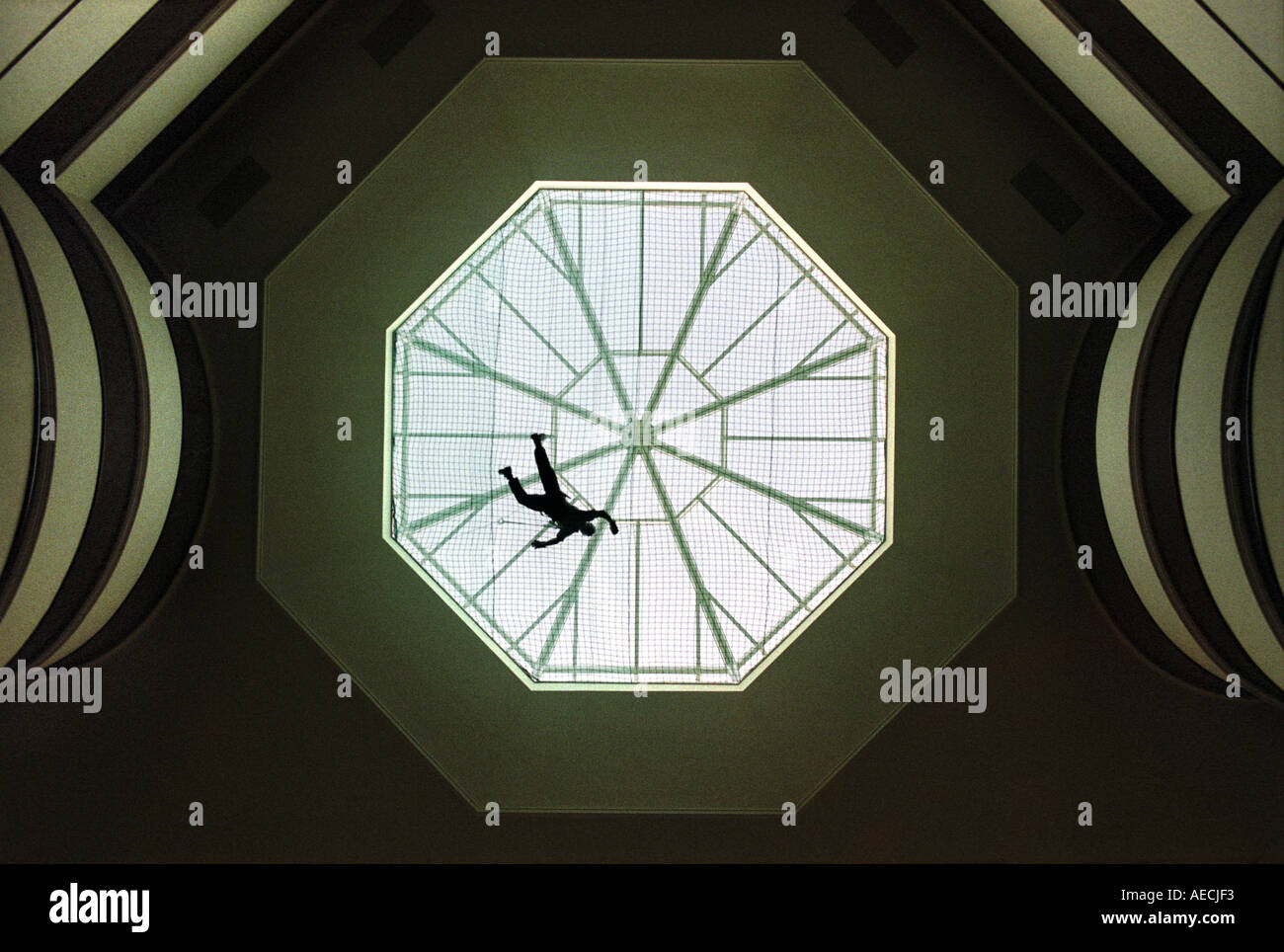 BAU VON CELTIC MANOR HOTEL IN DER NÄHE VON NEWPORT WALES UK JUNI 1999 GERÜSTBAUER GILT LETZTEN SCHLIFF FÜR DIE GLAS-CUPOL Stockfoto