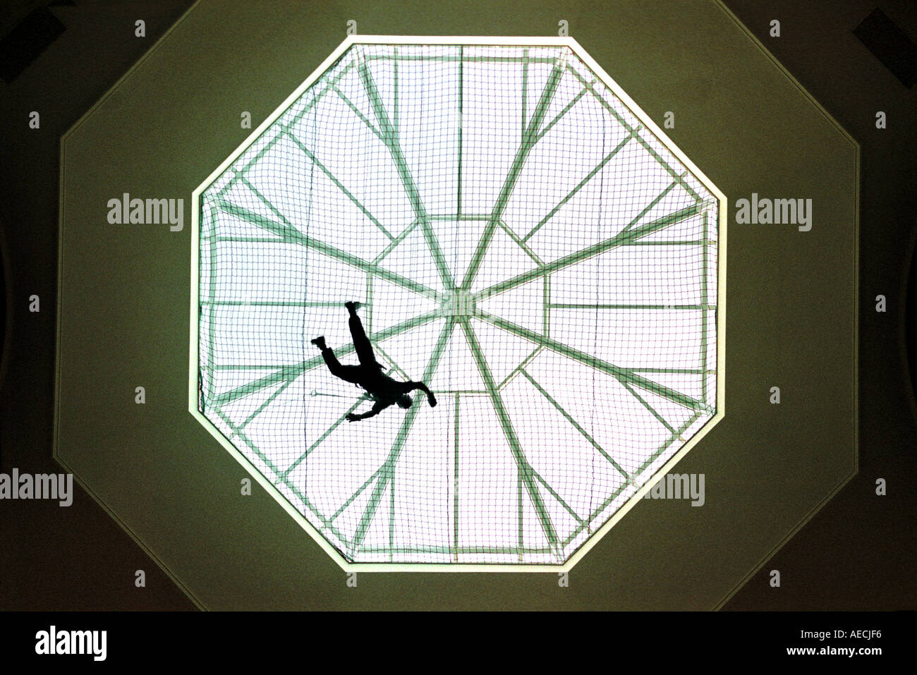 BAU VON CELTIC MANOR HOTEL IN DER NÄHE VON NEWPORT WALES UK JUNI 1999 GERÜSTBAUER GILT LETZTEN SCHLIFF FÜR DIE GLAS-CUPOL Stockfoto