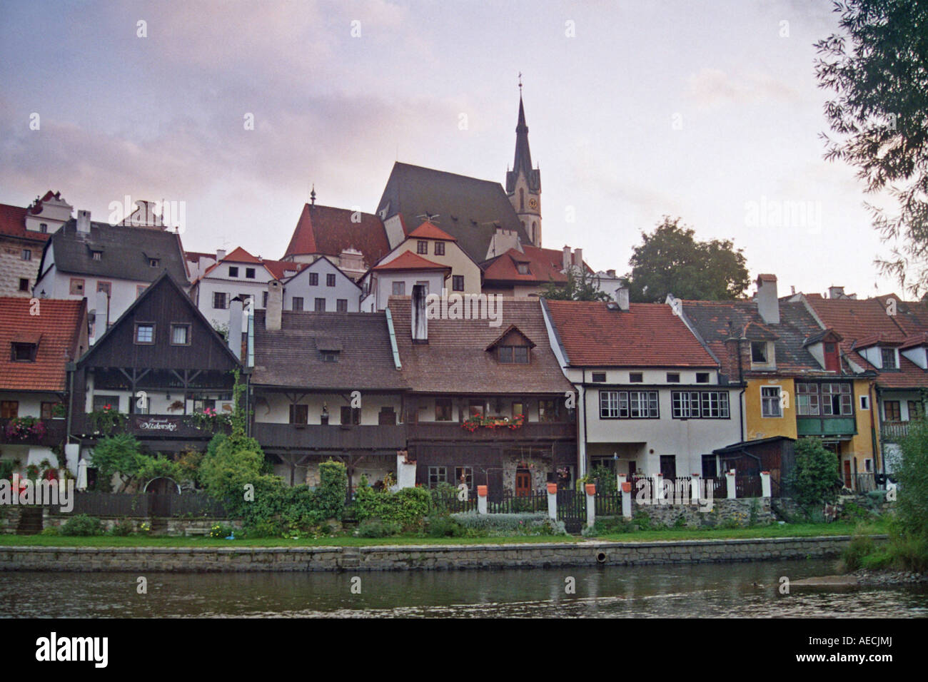 Häuser am Flussufer der Moldau in Boehmian Krumlov, Tschechische Republik, Böhmen, Cesky Krumlov Stockfoto