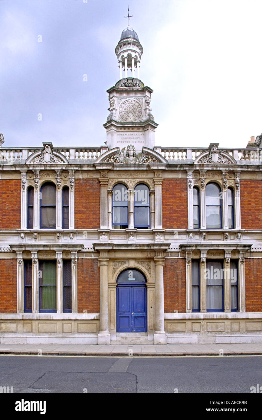 Die Königin Adelaide Dispensary, einem viktorianischen Gebäude in Bethnal Green, East London. Es wurde in den 1900er Jahren in Wohnungen umgewandelt. Stockfoto