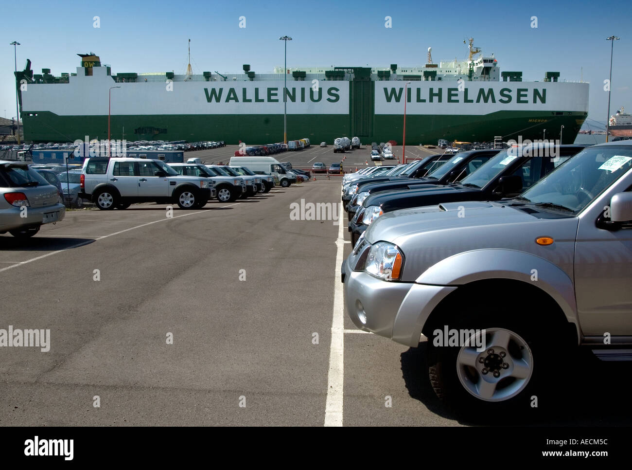 Warten Sie vor kurzem Entladen Autos in Avonmouth Docks an der Seite ein riesige Autotransport Schiff vor der nächsten Etappe ihrer Reise Stockfoto