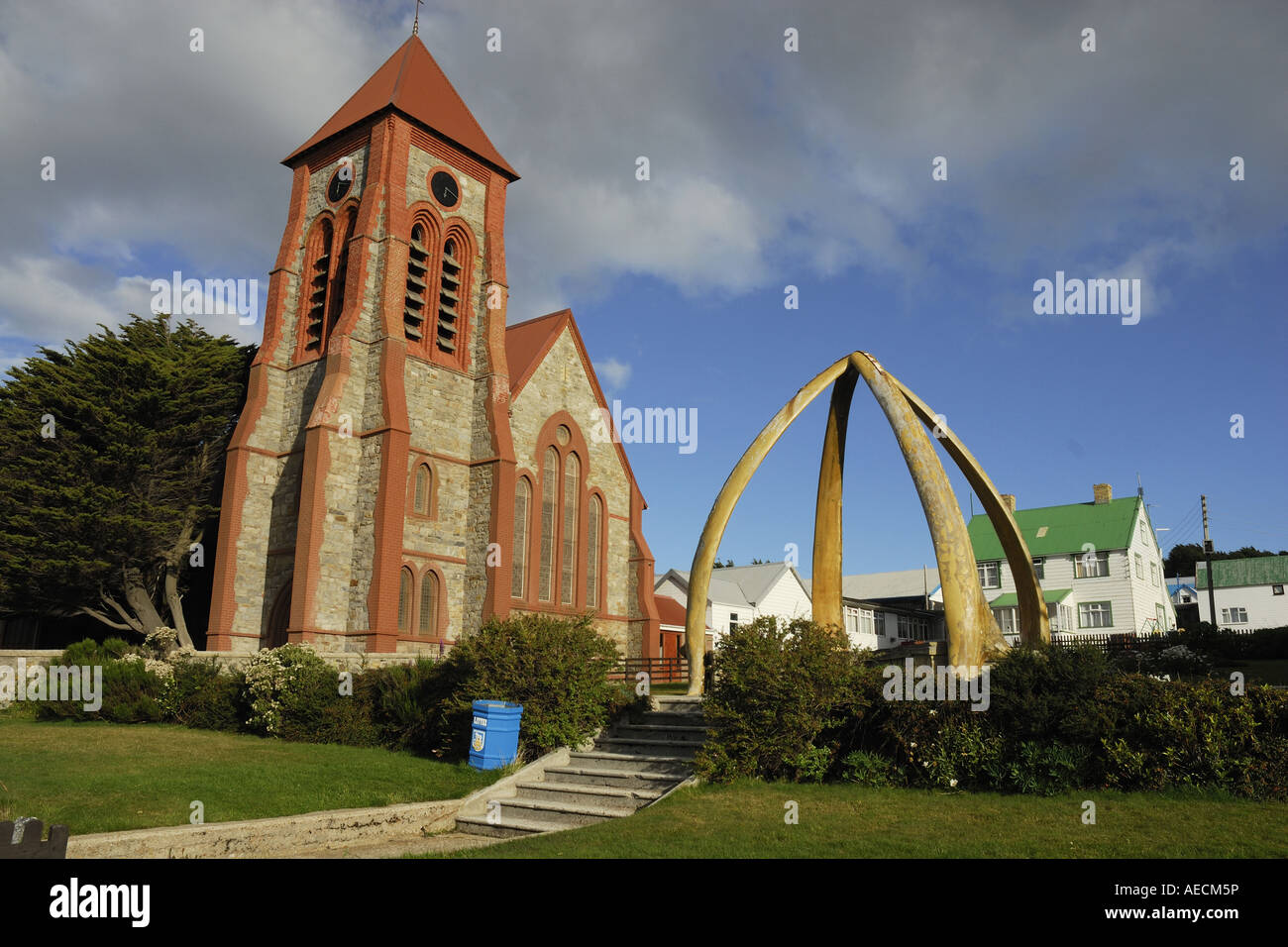 Christus Kirche Kathedrale von Port Stanley, Puerto Argentino, mit einem fast 20 ft hohen Torbogen aus der Kieferknochen des blauen W hergestellt Stockfoto