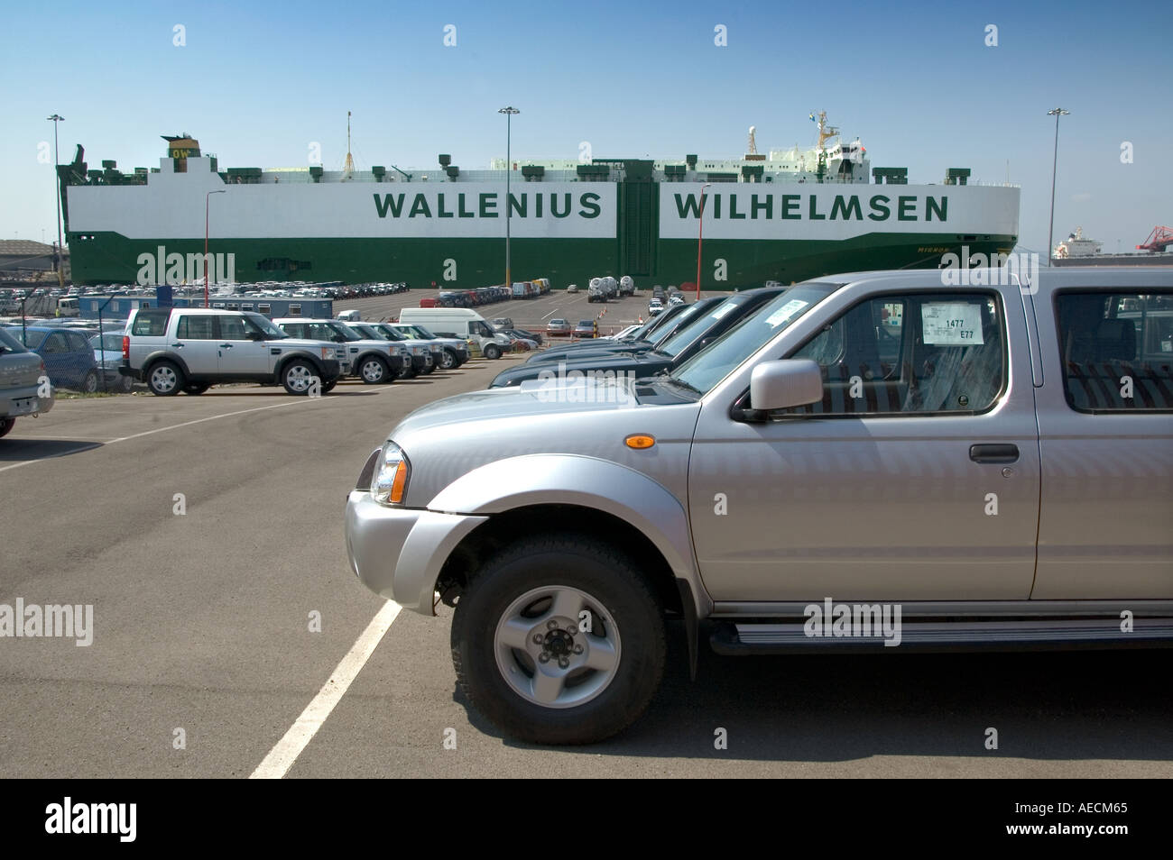Warten Sie vor kurzem Entladen Autos in Avonmouth Docks an der Seite ein riesige Autotransport Schiff vor der nächsten Etappe ihrer Reise Stockfoto