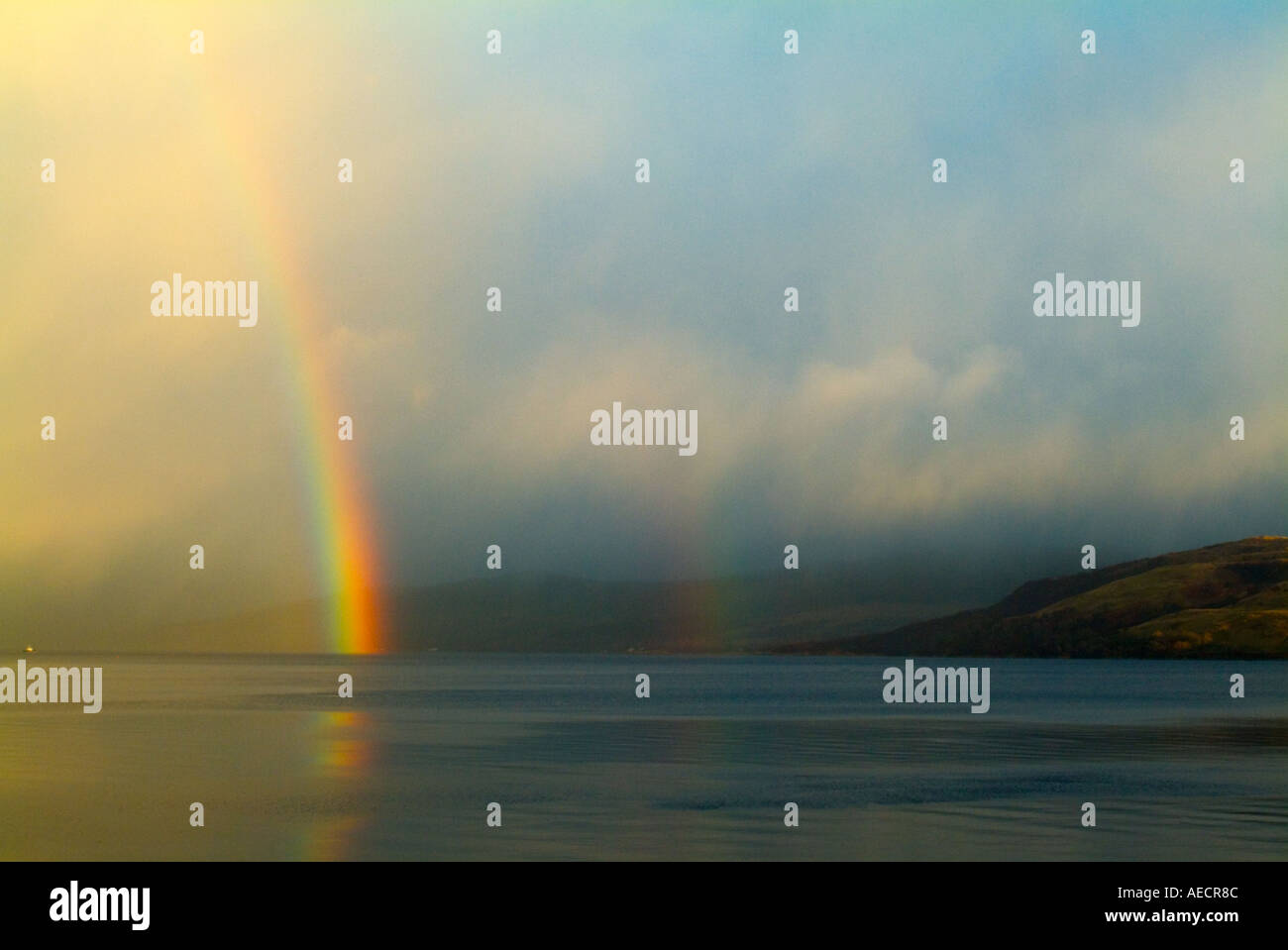 Regenbogen aus winterlichen Himmel im Wasser reflektiert wird Stockfoto