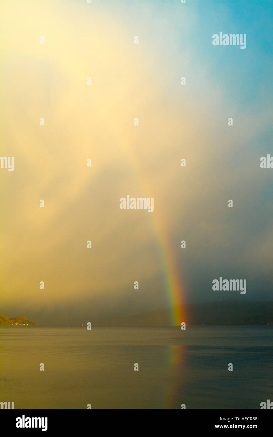 Regenbogen aus winterlichen Himmel im Wasser reflektiert wird Stockfoto