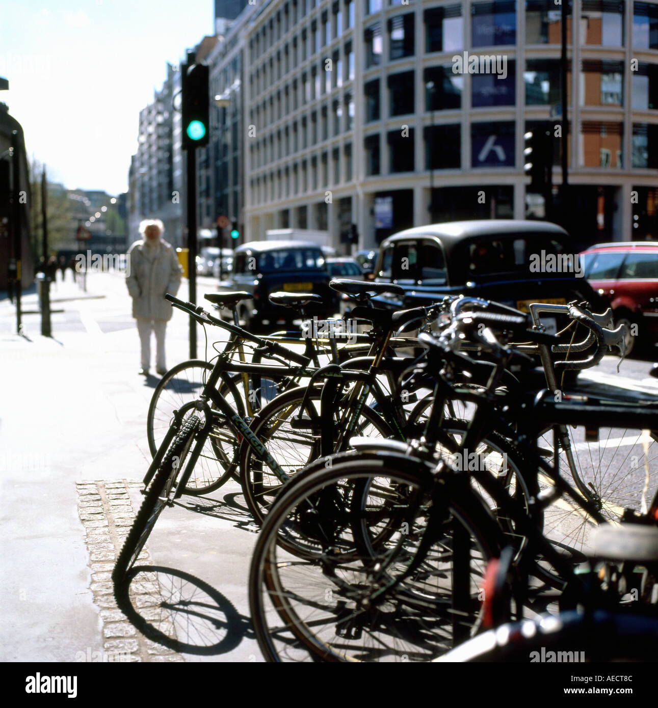 Fahrräder geparkt in der Nähe von Barbican-Station in der Stadt von London, England, UK Stockfoto
