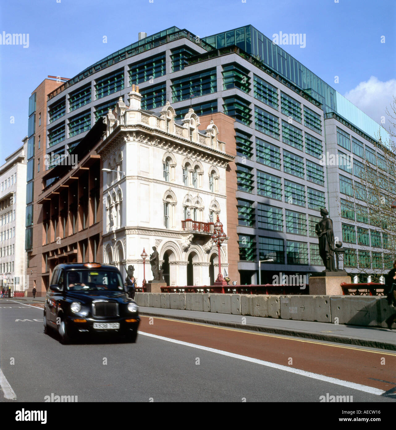 Schwarzes Taxi Reisen entlang Holborn Viaduct London England UK Stockfoto