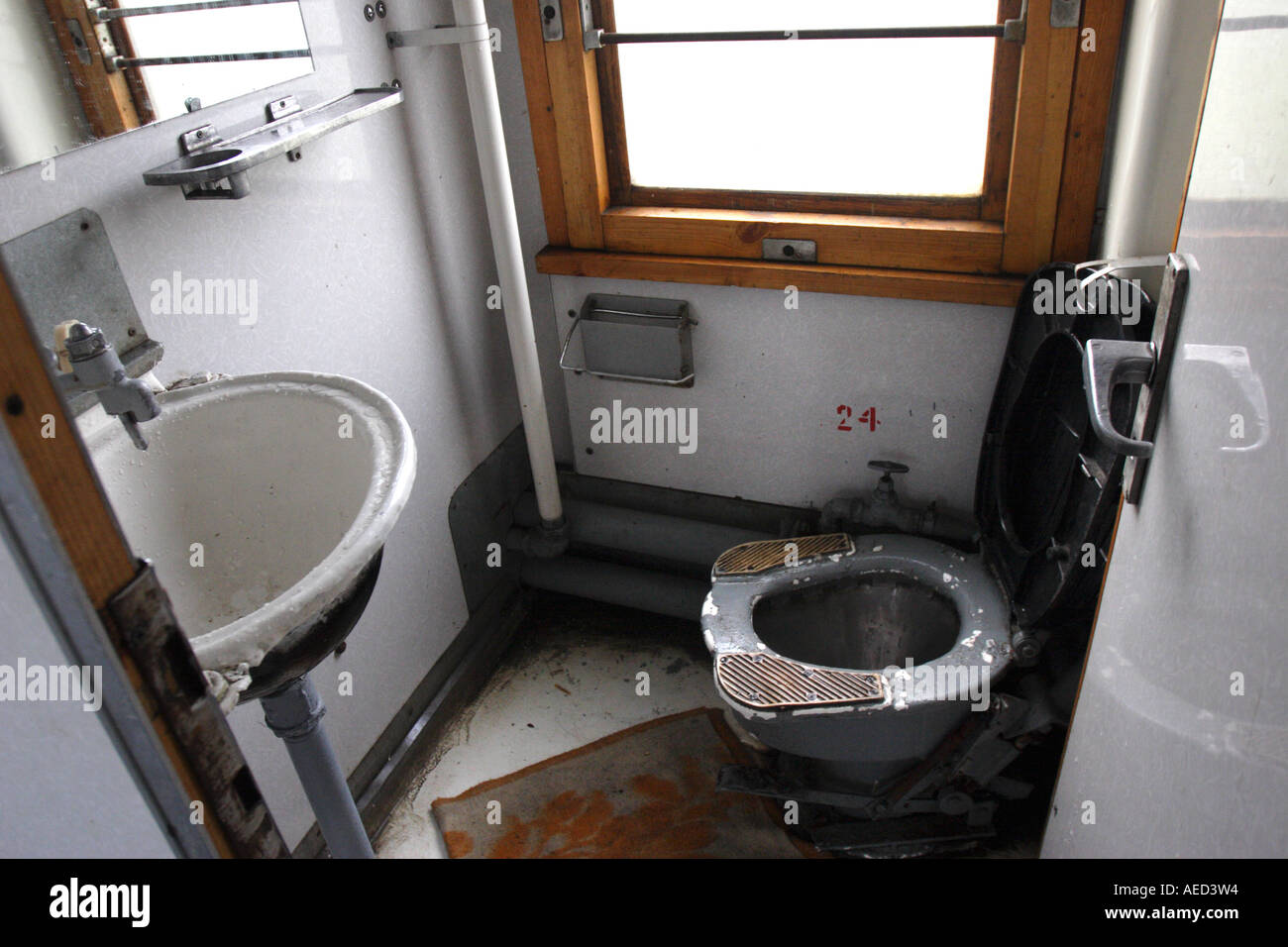 Badezimmer Waschraum Toilette Zug Trans Sibirischen Einrichtungen  Stockfotos und -bilder Kaufen - Alamy