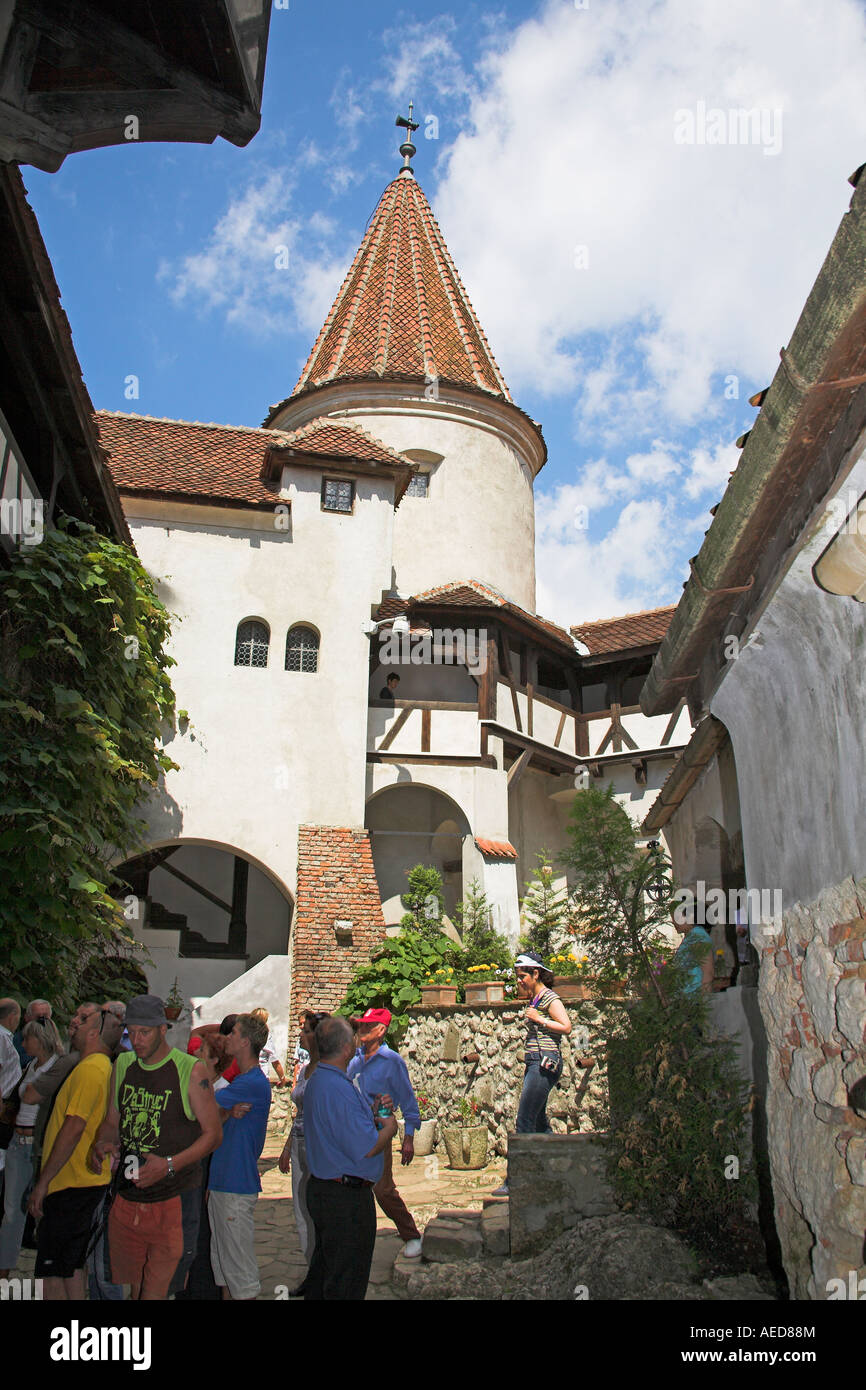 Touristen im Innenhof Schloss Bran, Kleie, in der Nähe von Brasov, Siebenbürgen, Rumänien Stockfoto