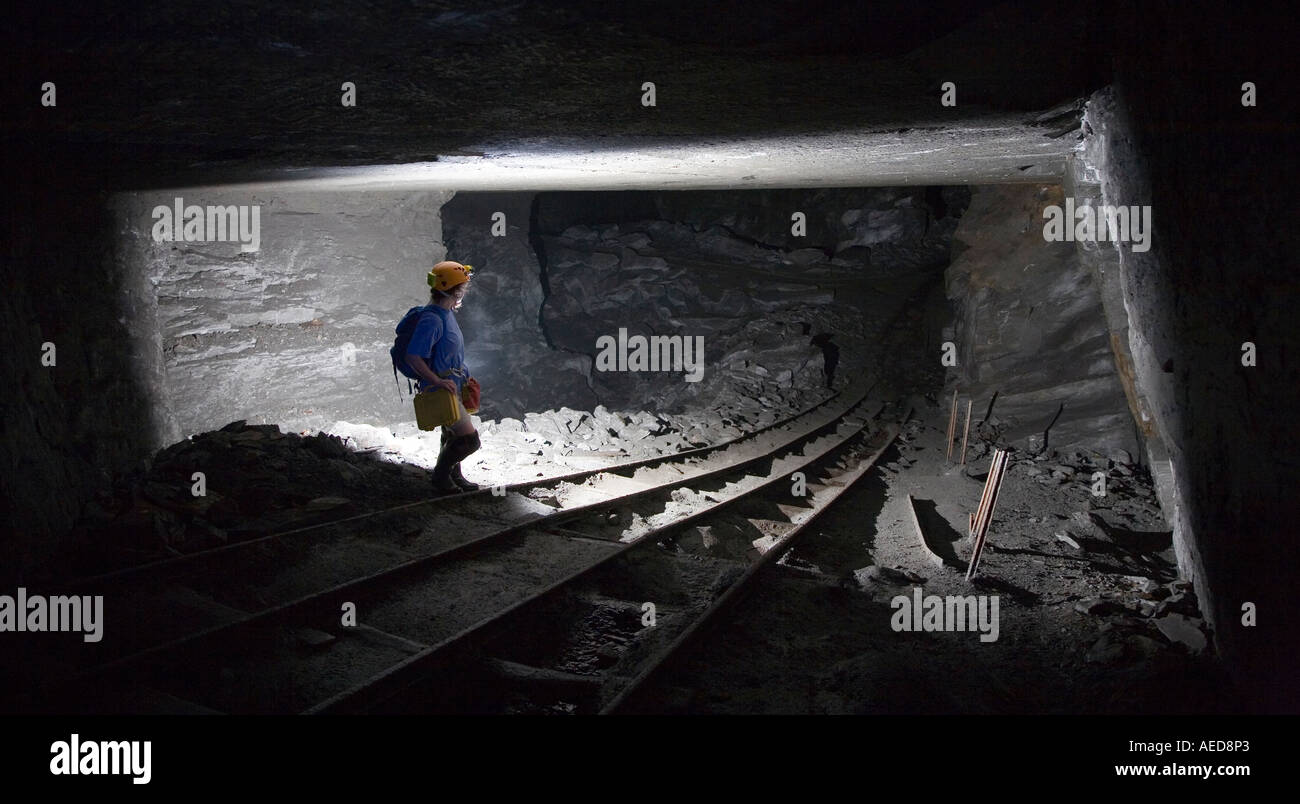 Explorer auf der Bahn neigen in der stillgelegten Schiefer mine in der Nähe von Llangollen Wales UK Stockfoto
