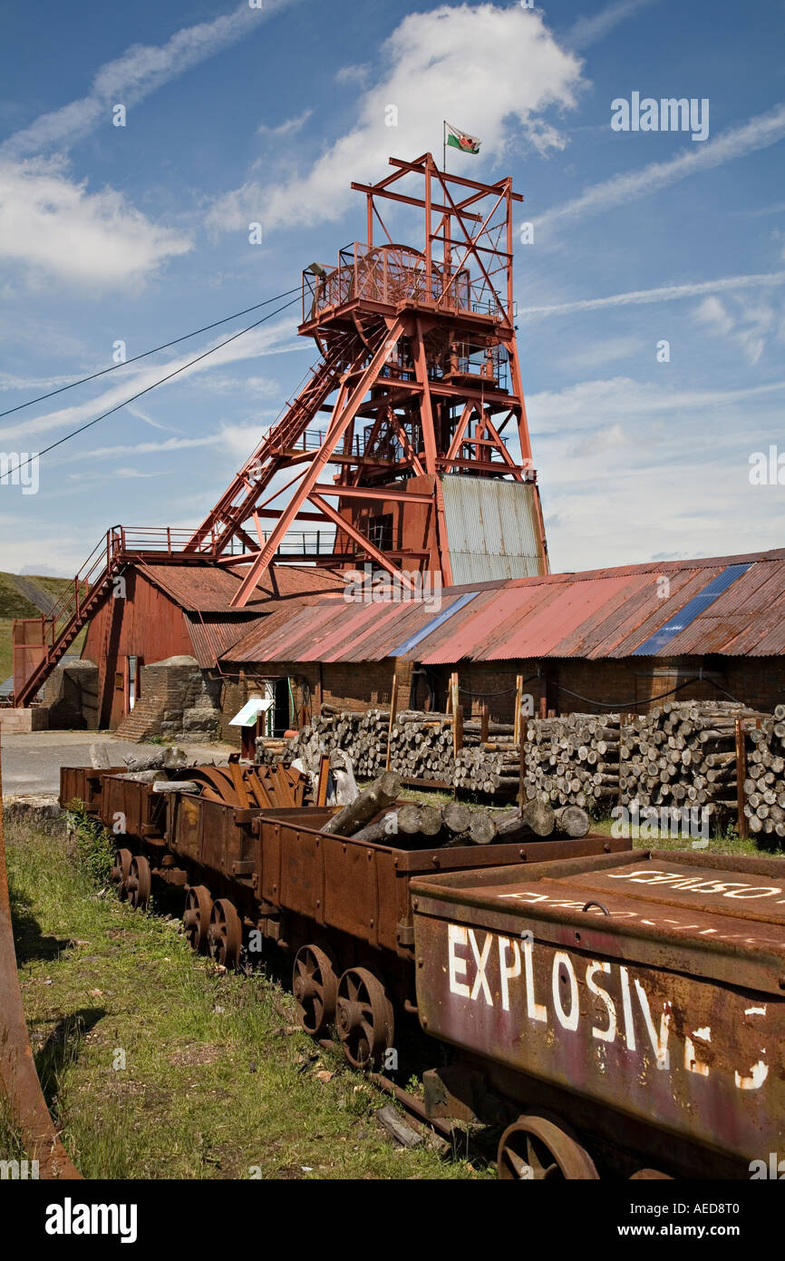 Walisische Flagge über die gewundenen Gang und Eisenbahn Wagen bei Big Pit Bergbaumuseum Blaenavon Wales UK Stockfoto