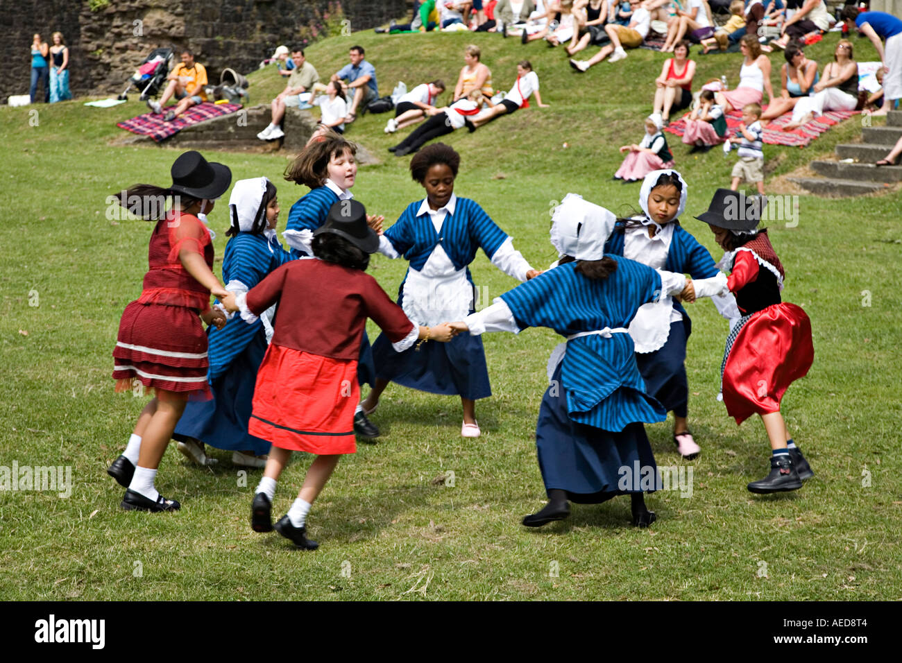 Kinder in Tracht Country Dance auf einem Festival in einem zerstörten Burganlage Abergavenny Wales UK Stockfoto