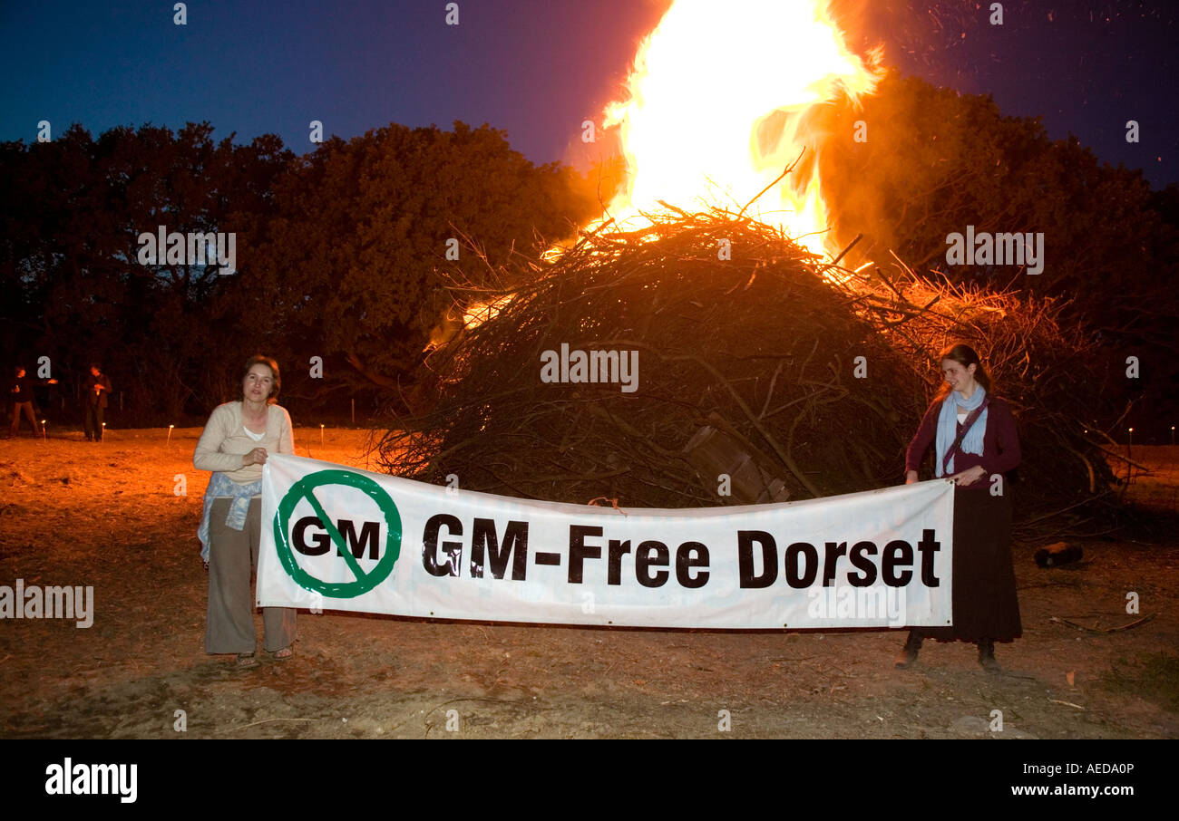 Menschen sammeln im Beacon in Dorset-Kampagne gegen den Anbau von gentechnisch veränderter Pflanzen in Dorset Stockfoto