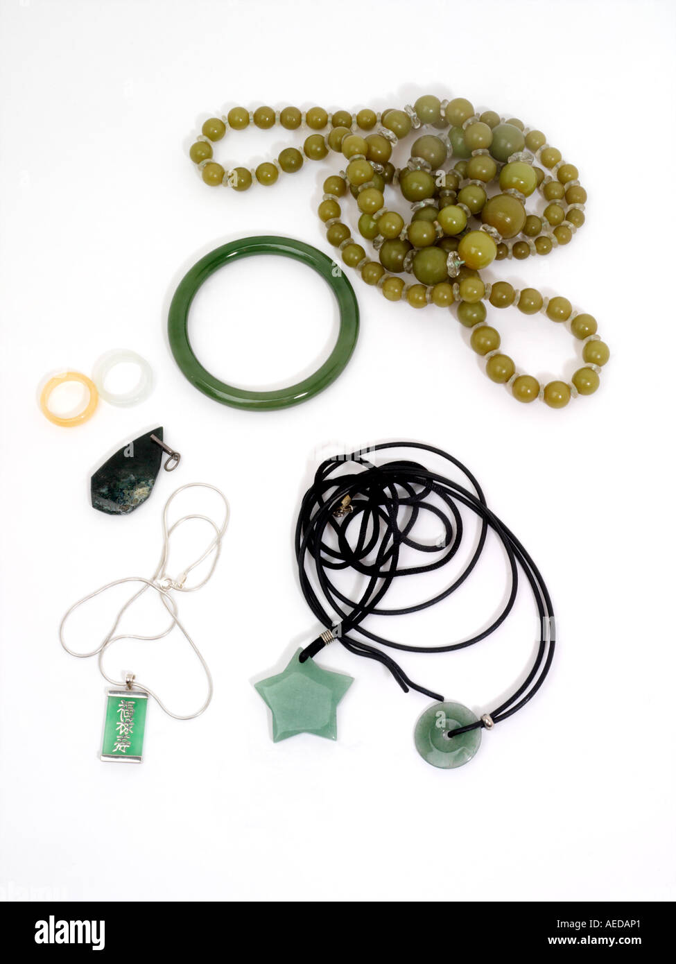 Jade Schmuck Ringe Anhänger Perlen und Armband Jade Stein der ruhigen Gelassenheit Weisheit Balance und Heilung Stockfoto