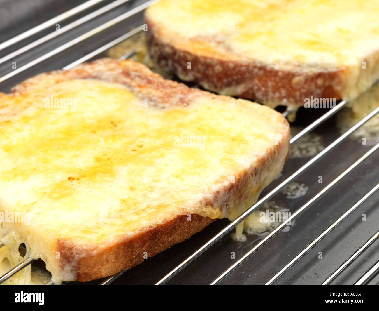 Frisch gegrillten geschmolzenen Käse auf Toast herzhafte Snack auf einem Grill Pfanne mit Keine Personen Stockfoto