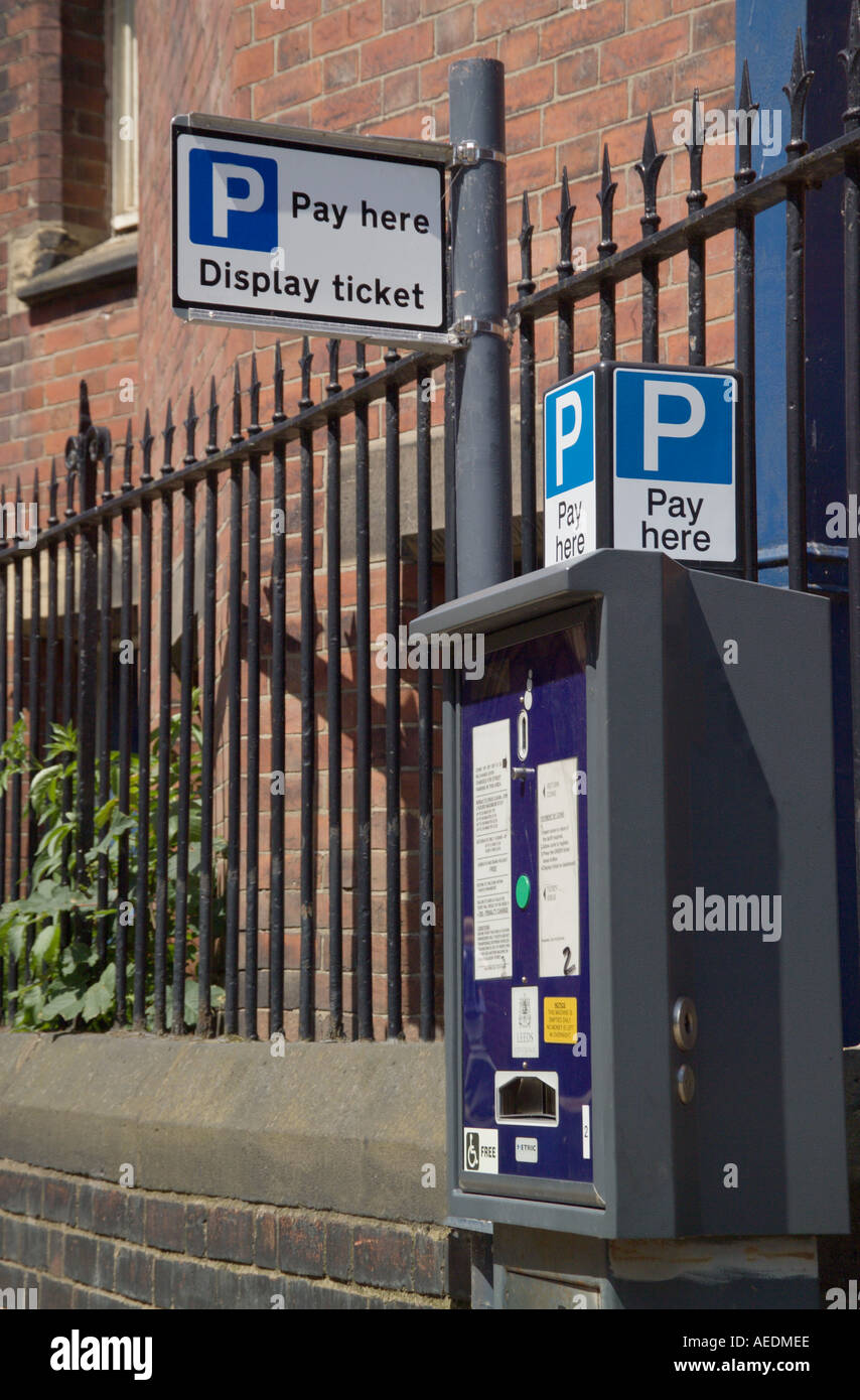 [Zahlen und Anzeige] Maschine Parken Leeds Yorkshire Stockfoto
