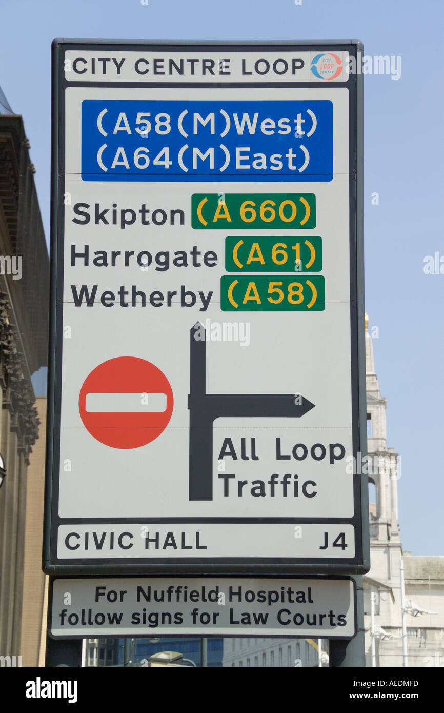 Straße Verkehr Schild Richtung Leeds City Centre Stockfoto