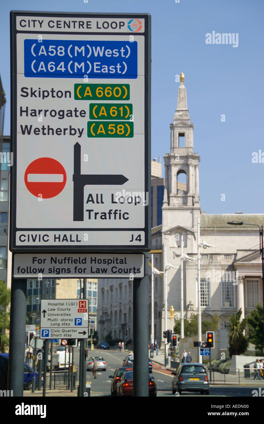 Straße Verkehr Schild Richtung Leeds City Centre Stockfoto