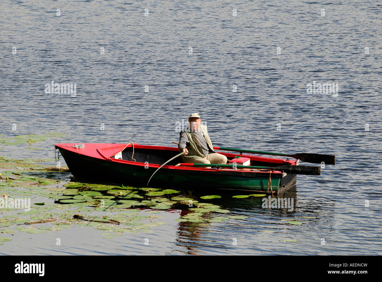 Mann Angeln am Fluss Creuse, Yzeures, Sud Touraine, Frankreich. Stockfoto