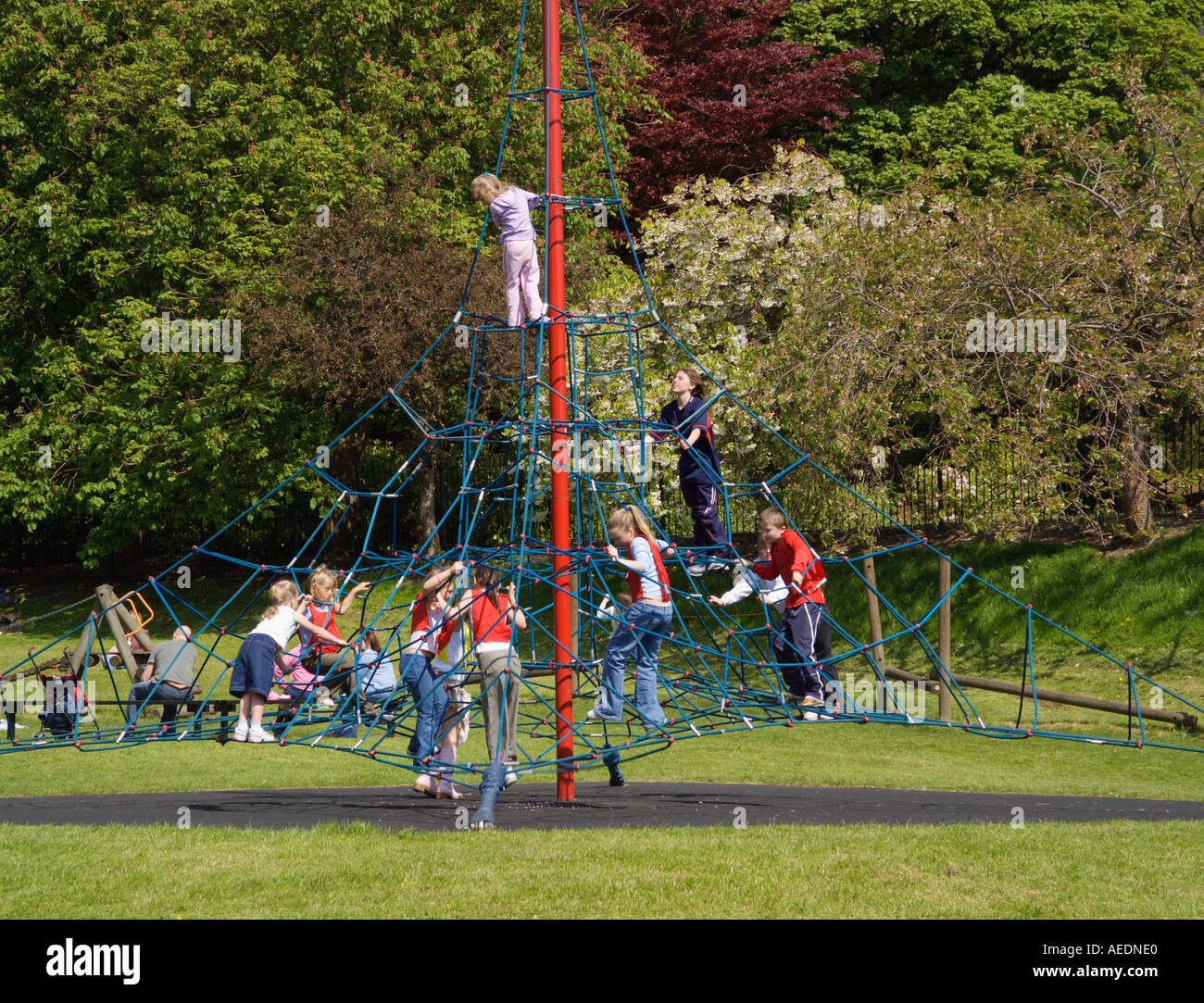 Kinder spielen Spielplatz [Klettergerüst] Stockfoto