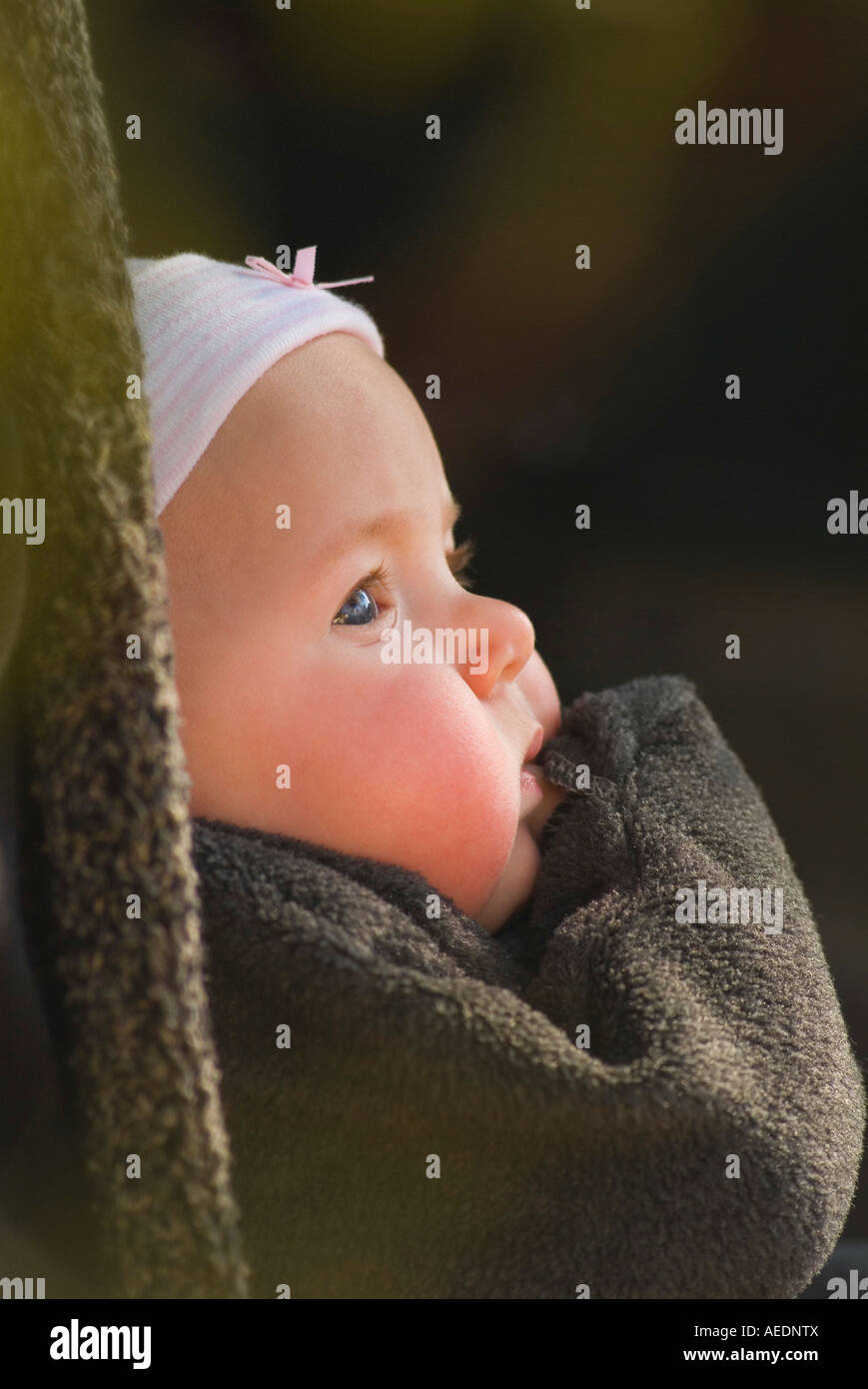 Weibliches Baby mit Langarm Mantel statt Stockfoto