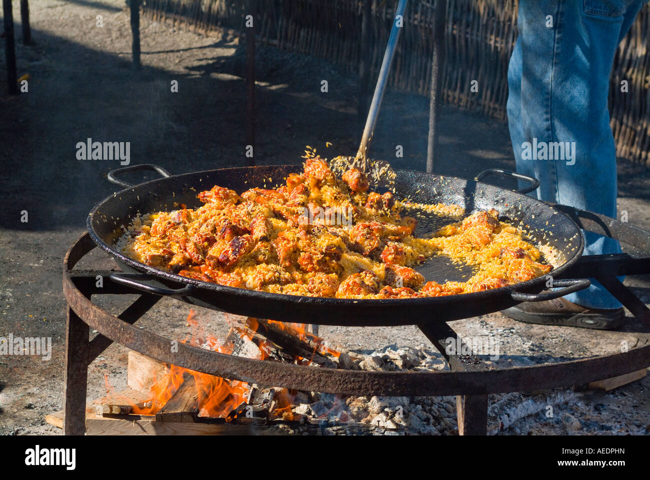 Große Pfanne Paella gekocht wird über dem offenen Feuer am Strand von Burriana in Nerja Spanien Große Pfanne Paella gekocht wird über dem offenen Feuer am Strand von Burriana in Nerja Spanien