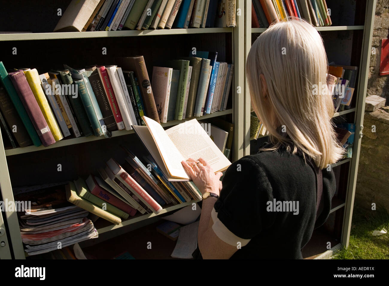 UK Wales Powys Hay on Wye Heu schloss Frau aus zweiter Hand Buch im Outdoor-Buchhandlung Stockfoto