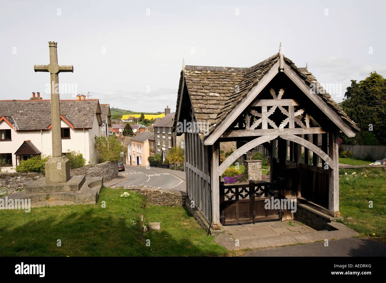UK Shropshire Clun St Georges Kirche Lychgate und Church Street Stockfoto