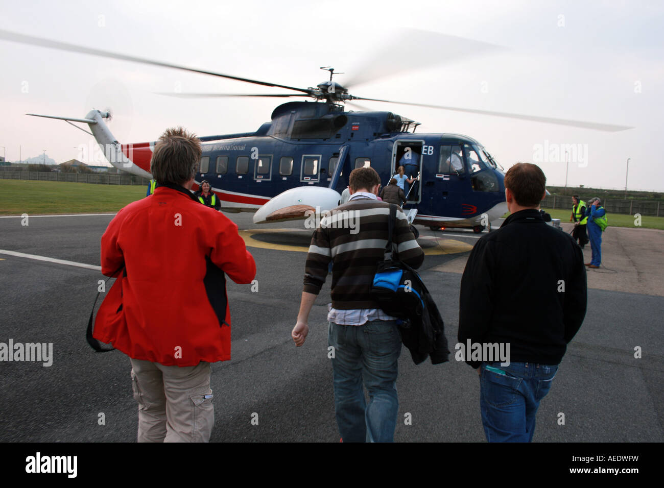 Tresco Hubschrauber, Passagiere, die Einschiffung auf Hubschrauber Stockfoto