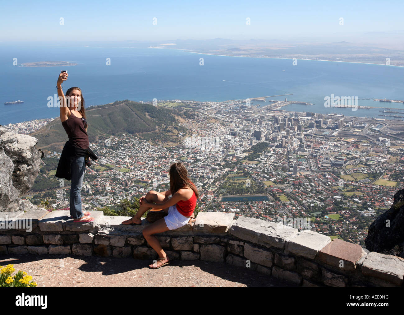 Junge weibliche Tourist, der eine selfie vom Tafelberg, Kapstadt Stockfoto