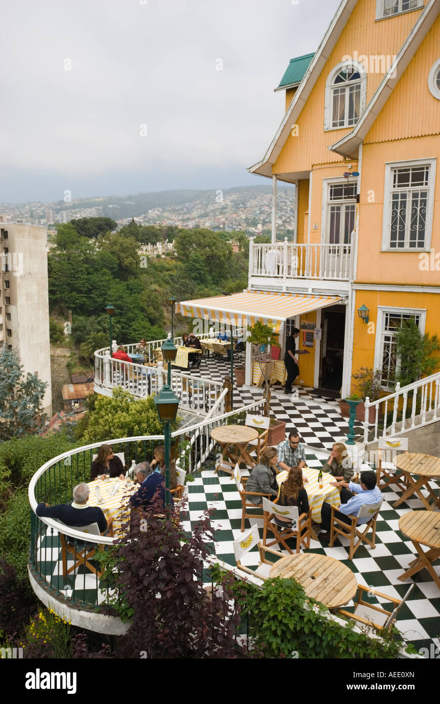 Gäste in einem Restaurant am Cerro Concepcion über Aussehen der Stadt Valparaiso, Chile. Stockfoto