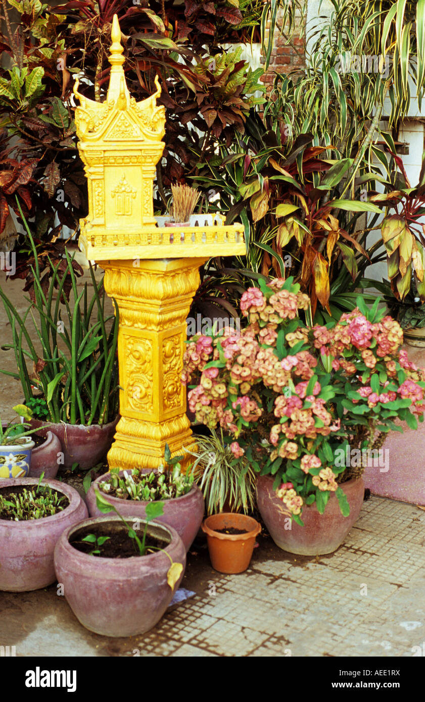 Bunt bemalte gold Altar-Schrein umgeben von Topfpflanzen, Kampot, Kambodscha Stockfoto