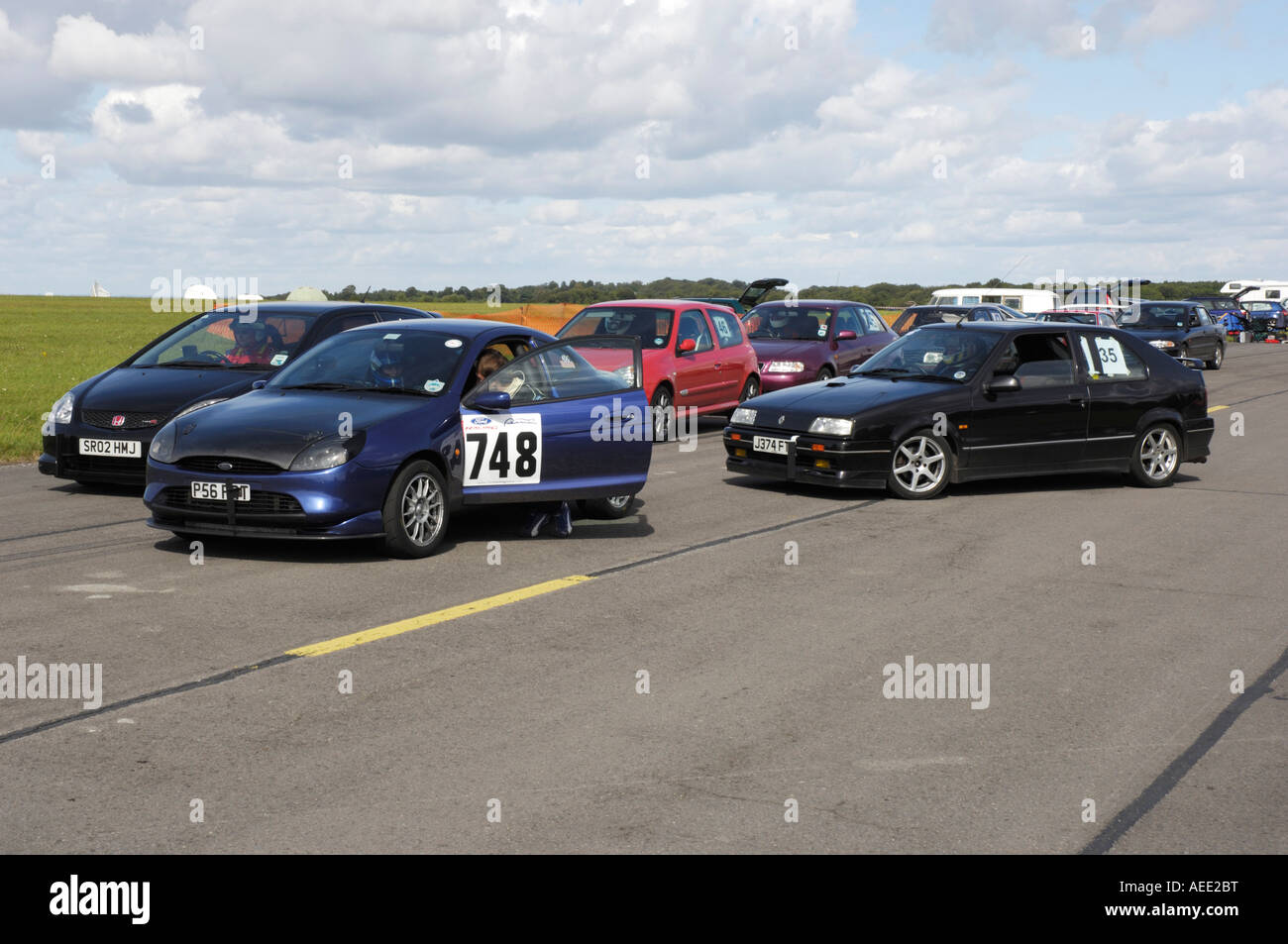 Konkurrierenden Autos Warteschlange für den Start bei einem motor Club-Sprint-Wettbewerb. Stockfoto