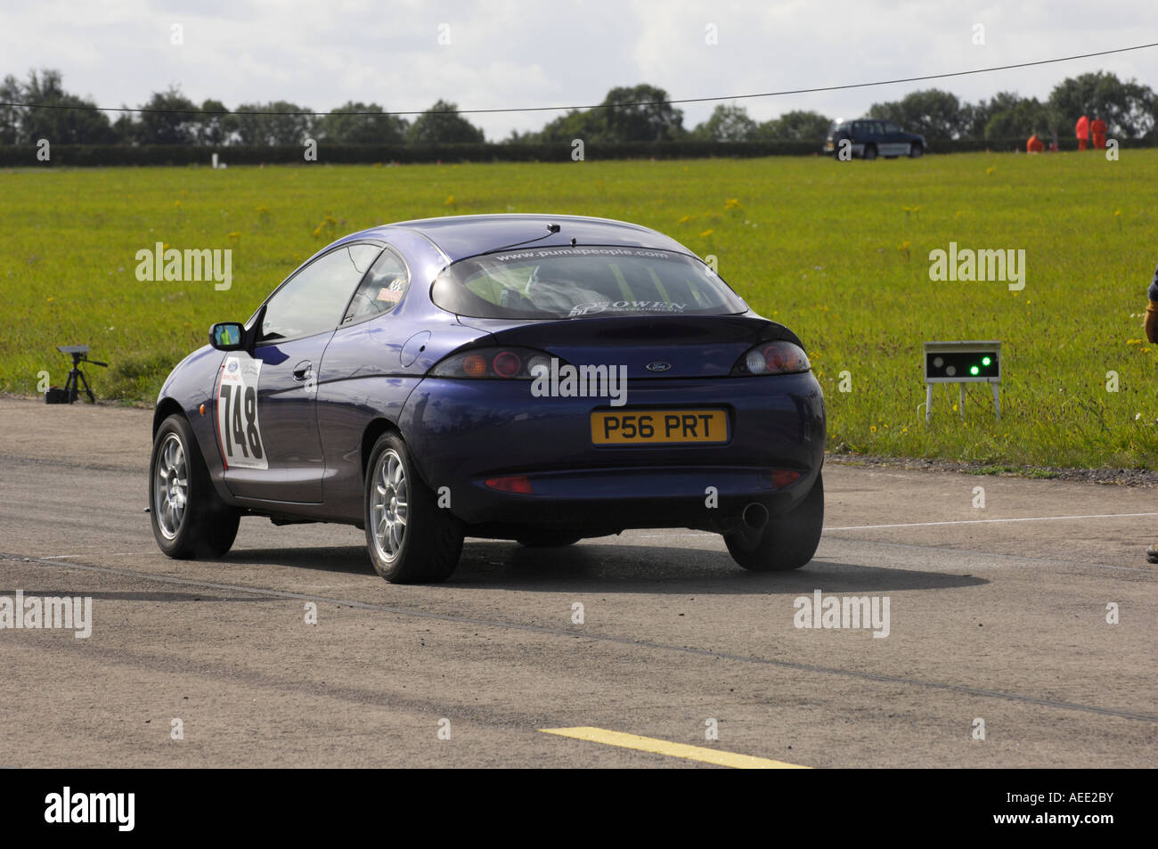 Ein Auto beschleunigt von der Startlinie eine Sprintstrecke nach Erhalt ein grünes Licht. Stockfoto