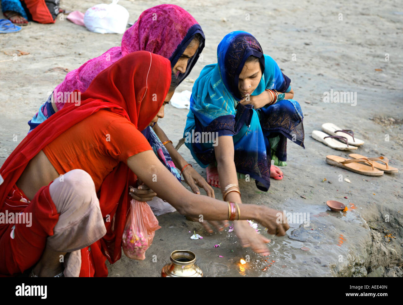 Frauen rituelle Puja-Zeremonie durchführen. Tulsi Ghat. Ganges-Fluss. Varanasi. Indien Stockfoto