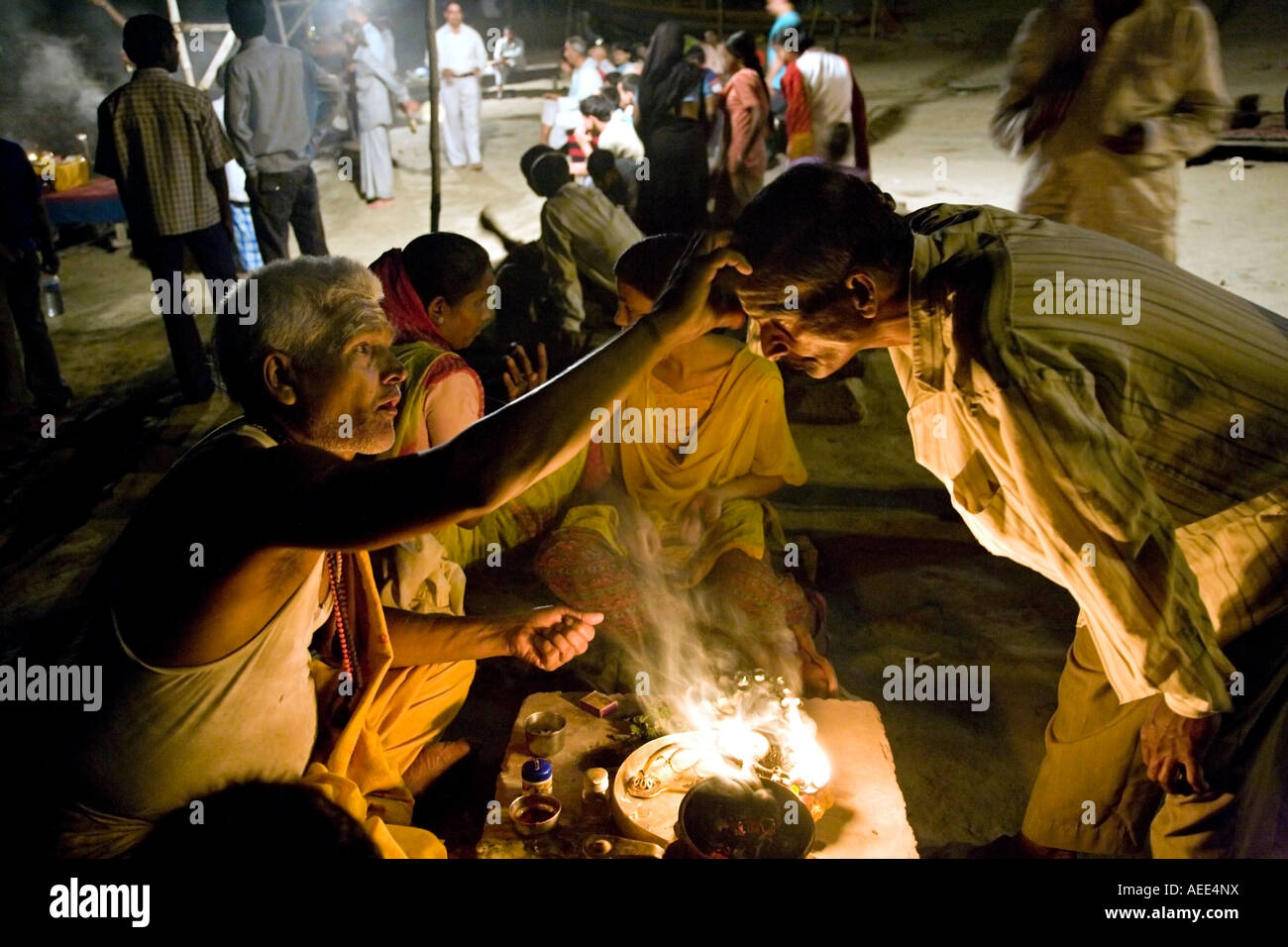 Tika Segen. Ganga Aarti Nacht Zeremonie. Assi Ghat. Ganges-Fluss. Varanasi. Indien Stockfoto