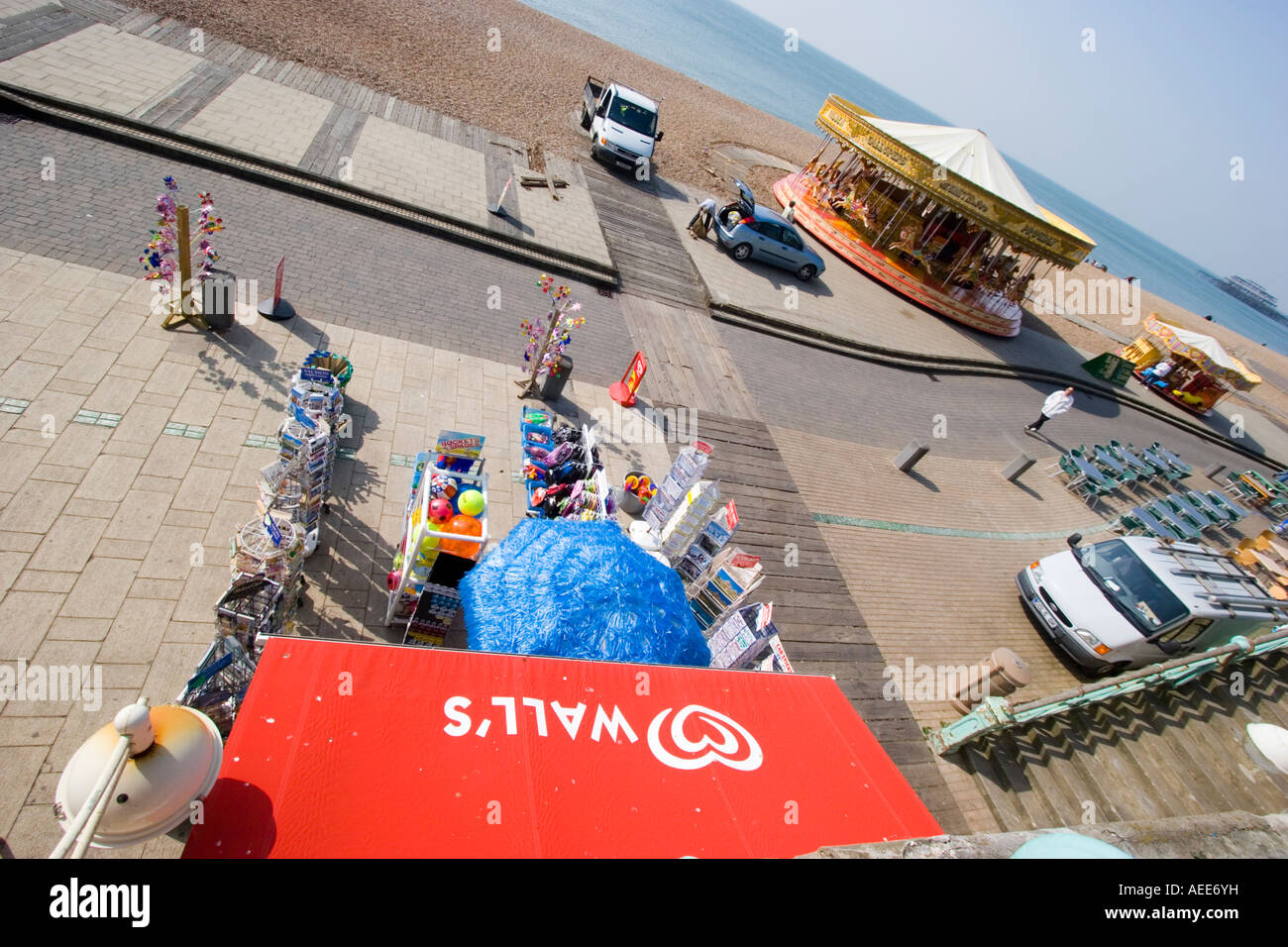 Direkt am Meer-Geschenk Shop und Festplatz Kreisverkehr in Brighton East Sussex Stockfoto