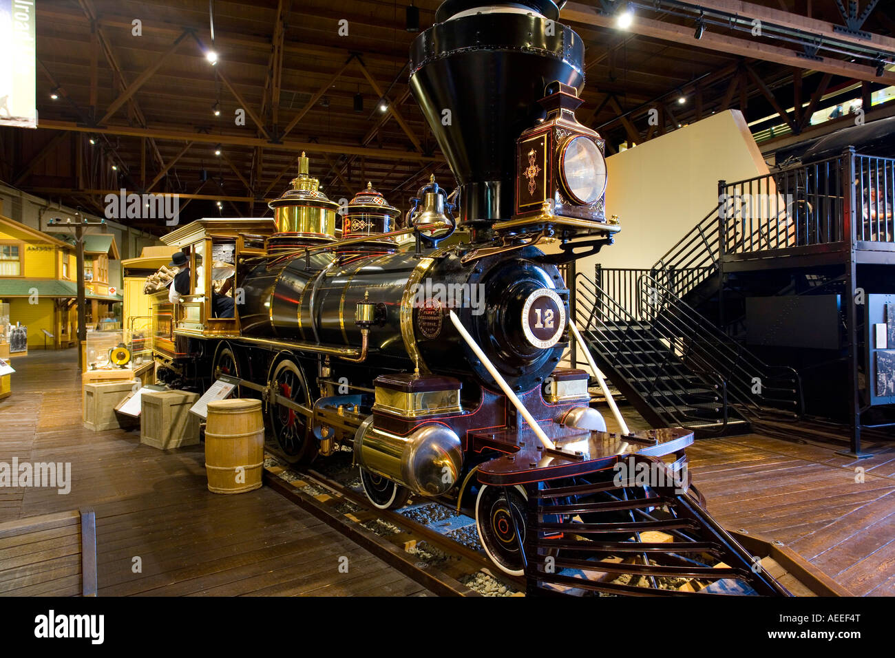 North Pacific Coast Railroad Nr. 12 Motor mit dem California Railroad Museum, Sacramento, Kalifornien Stockfoto
