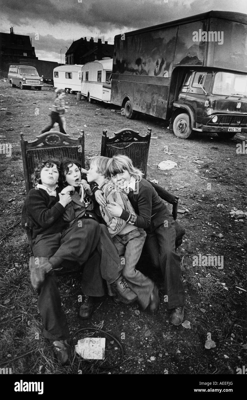 Zigeunerkinder spielen vor Ort der geräumten Slums aus Sheffield Attercliffe Straße jetzt Site von Meadowhall Einkaufszentrum, Jahrgang 1974 Stockfoto