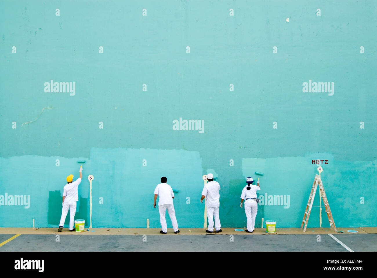 Team der Arbeitnehmer malen große leere Wand Türkis für Spiel Pelota, Spanien Stockfoto