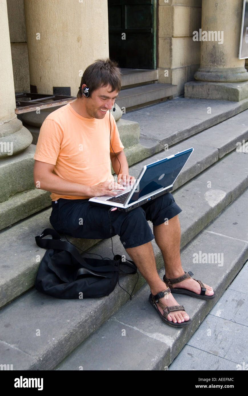 Mann sprechen auf Skype über einen kommunalen Wifi-Anschluss auf einem Laptopcomputer, Spanien Stockfoto