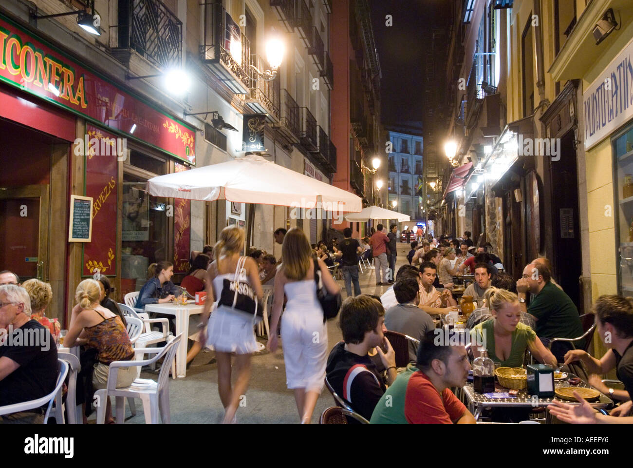 Bars in der Nacht in Madrid Spanien Stockfoto